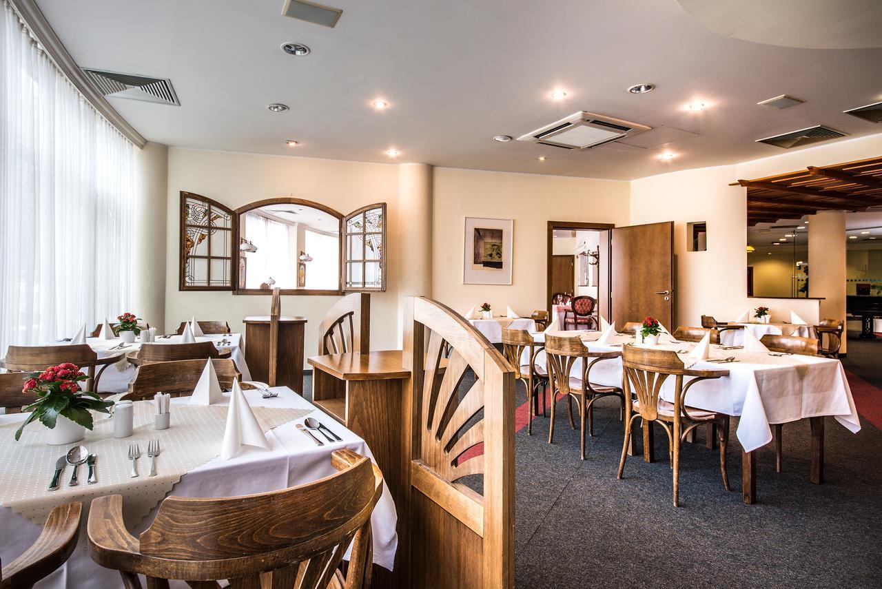Hotel Jana Prerov Bagian luar foto