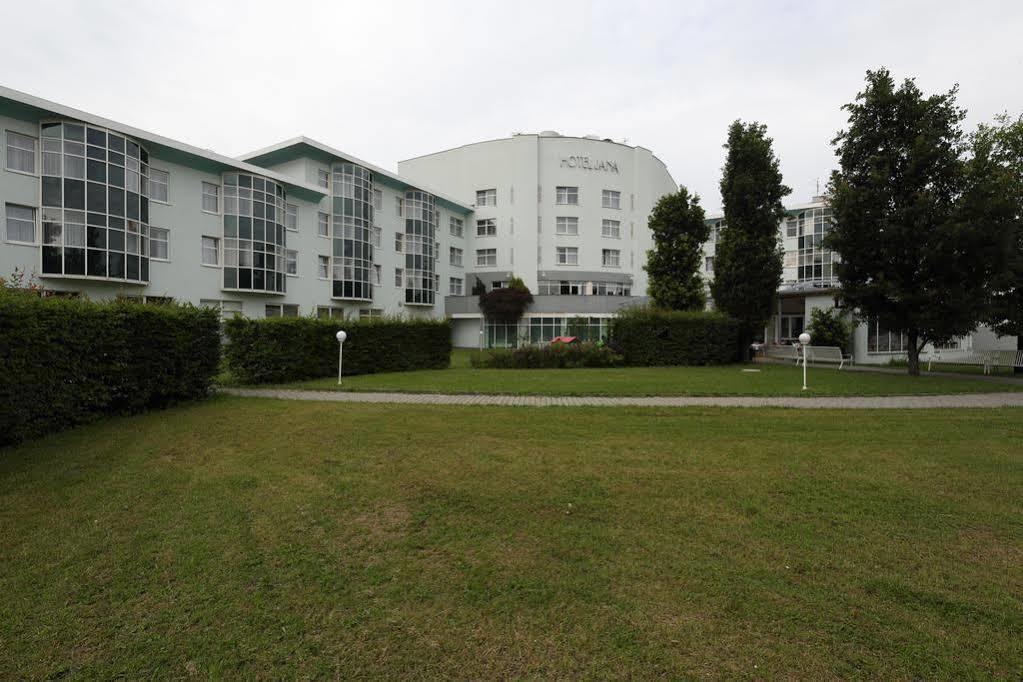 Hotel Jana Prerov Bagian luar foto