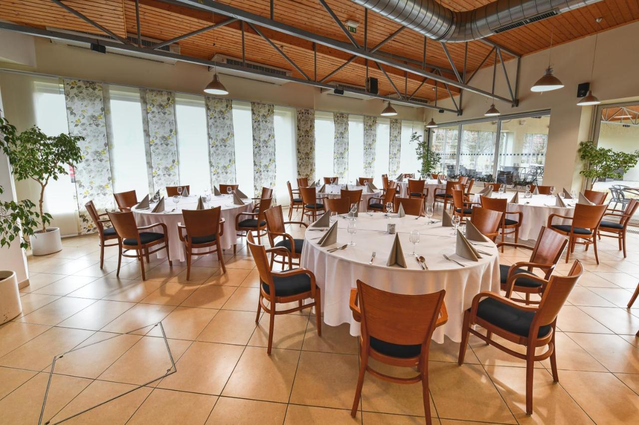Hotel Jana Prerov Bagian luar foto