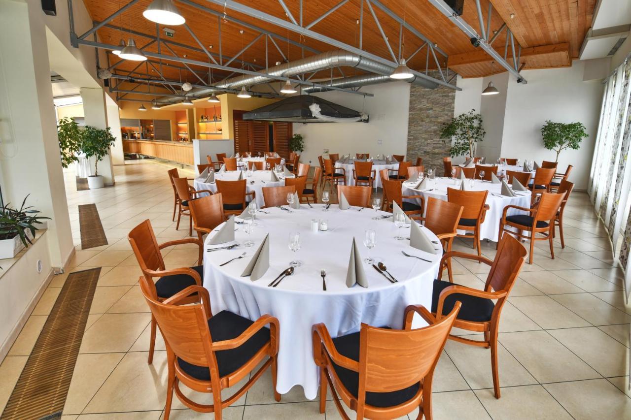 Hotel Jana Prerov Bagian luar foto